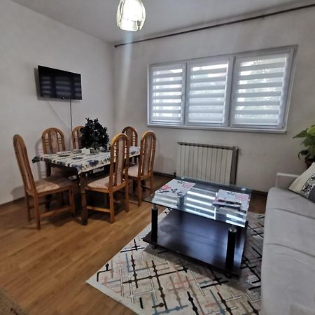 Rest & Recharge 4Bdr Apt- Free Parking, Ac & Garden 塞拉耶佛 外观 照片