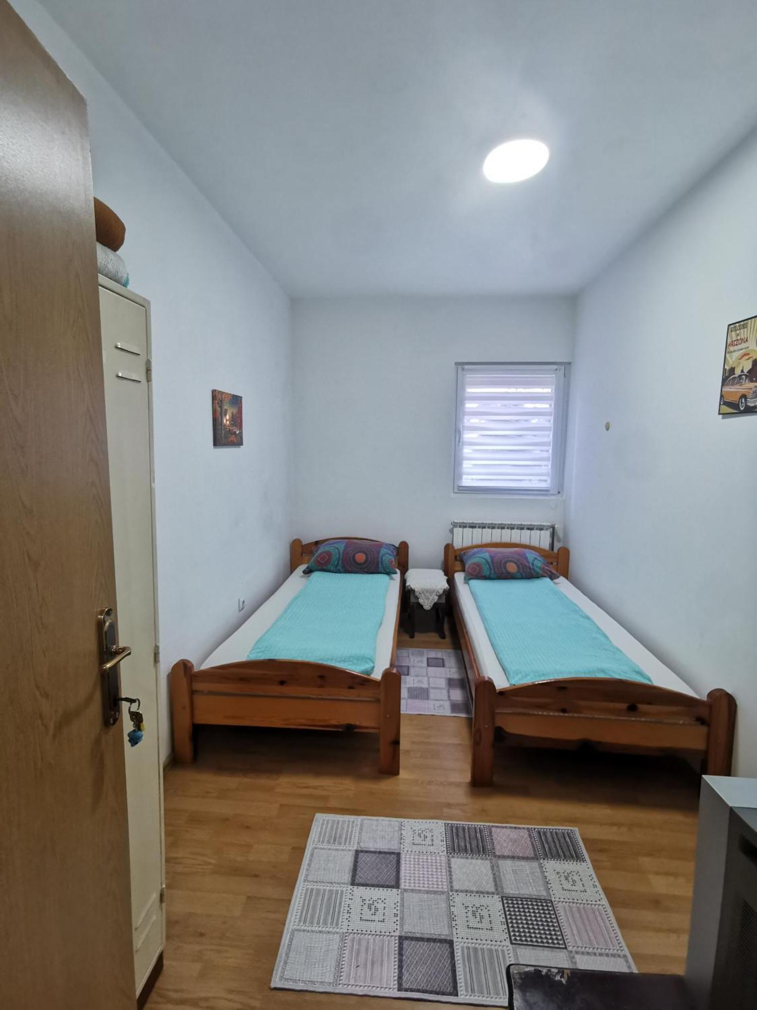 Rest & Recharge 4Bdr Apt- Free Parking, Ac & Garden 塞拉耶佛 外观 照片