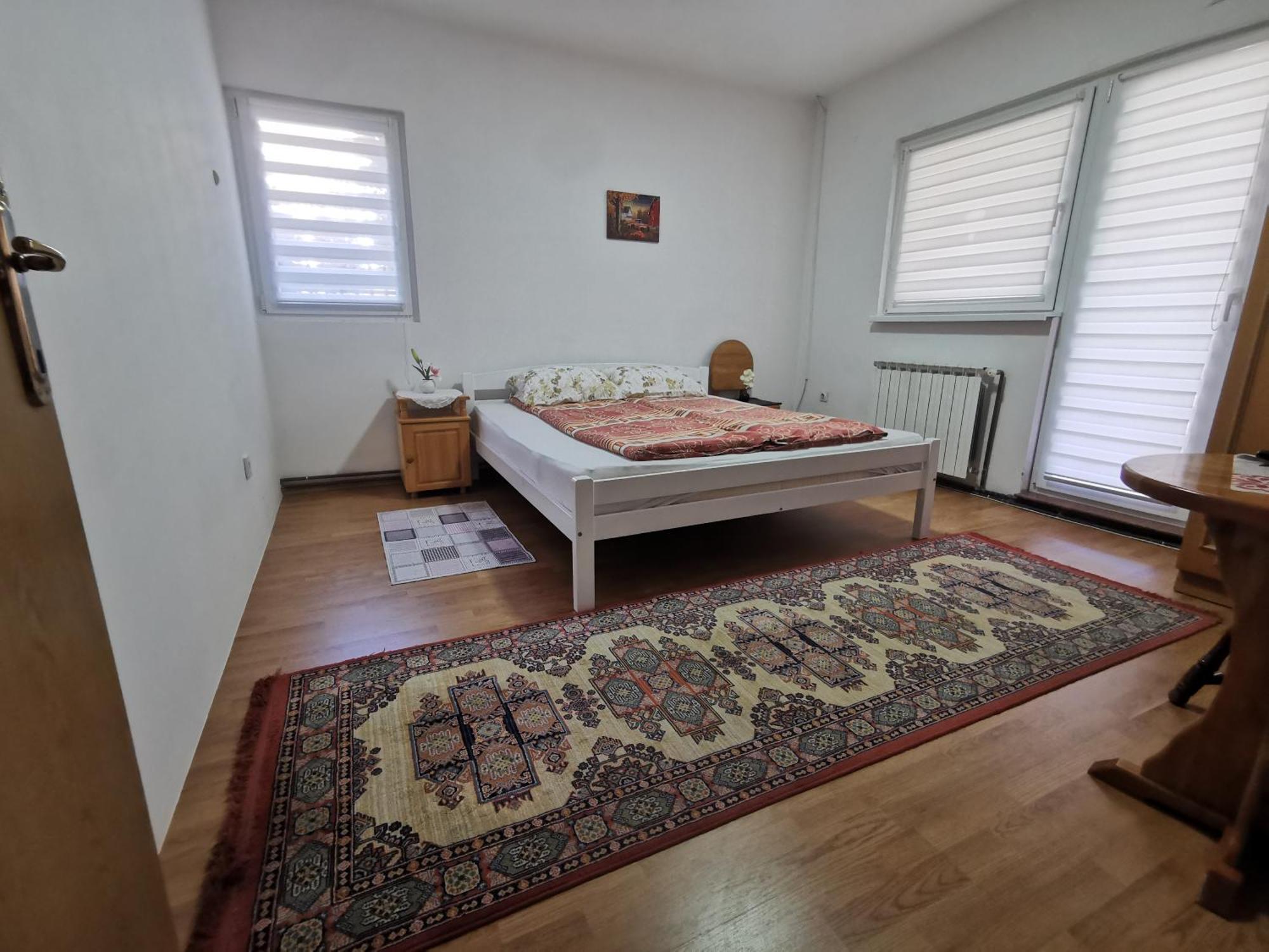 Rest & Recharge 4Bdr Apt- Free Parking, Ac & Garden 塞拉耶佛 外观 照片