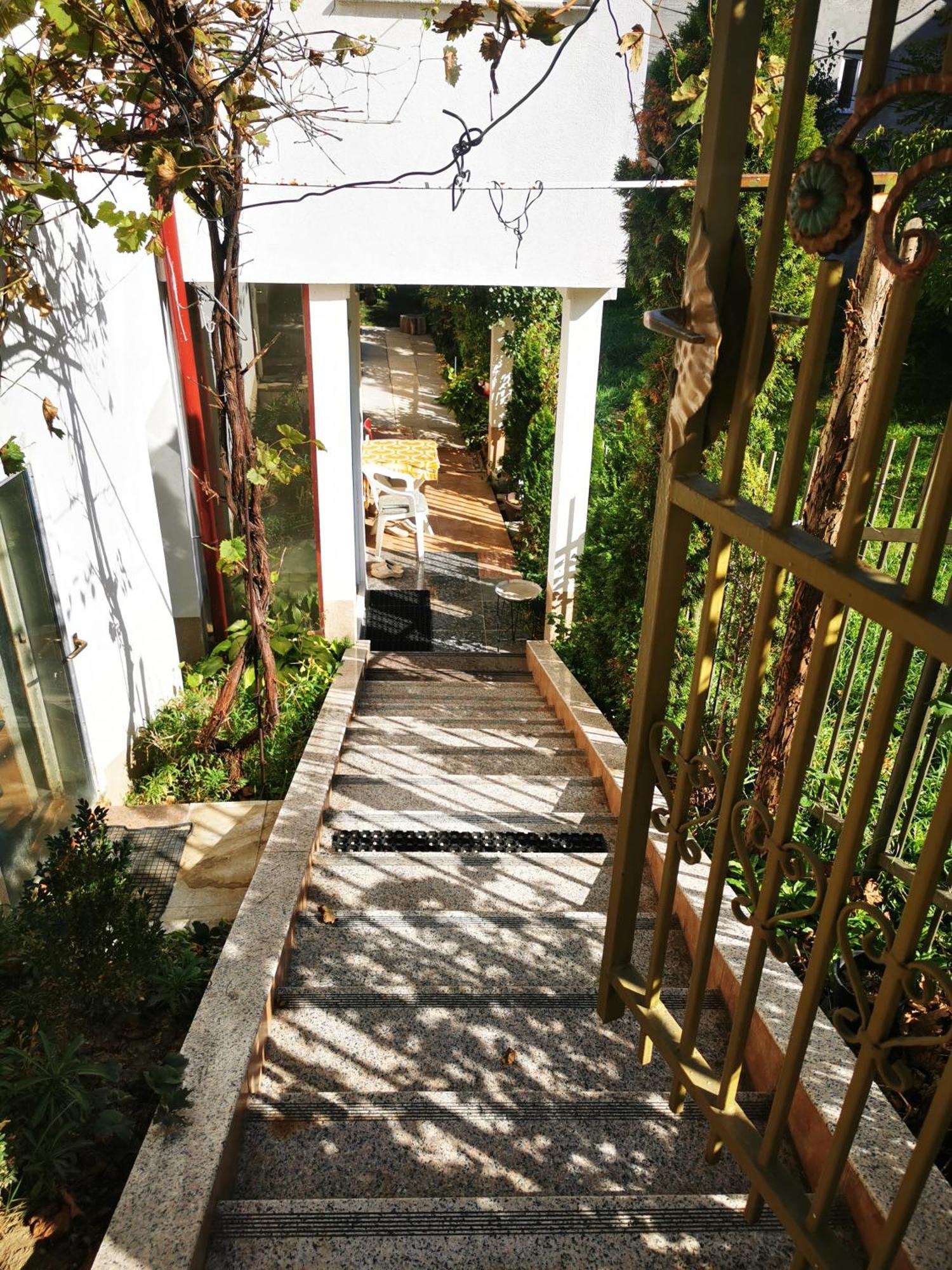 Rest & Recharge 4Bdr Apt- Free Parking, Ac & Garden 塞拉耶佛 外观 照片